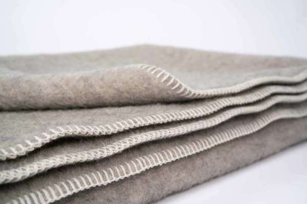 Naturbelassene, robuste Gotland Schafschurwolle Decke