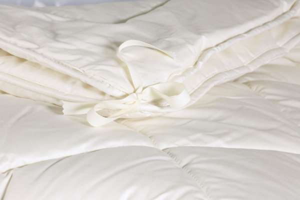 PureNature Vierjahreszeiten Bettdecke Schafschurwolle mit Knüpfbändern