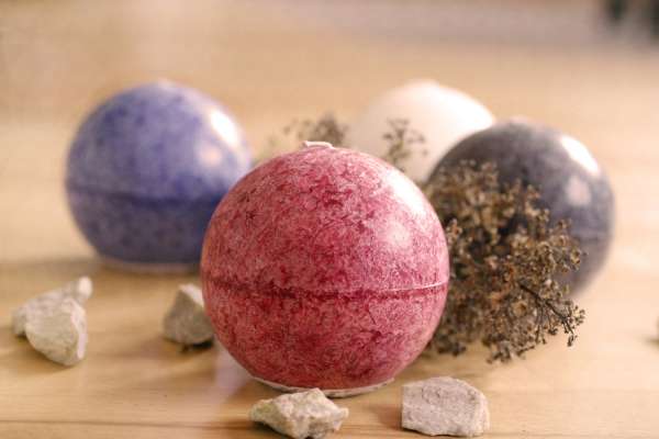 Kugelkerze 8 cm aus rein pflanzlichem Stearin, durchgefärbt