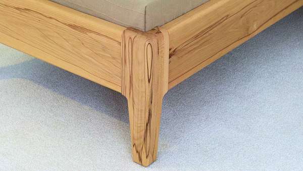 Miranda Betten aus Massivholz in Buche, Kernbuche & Zirbenholz