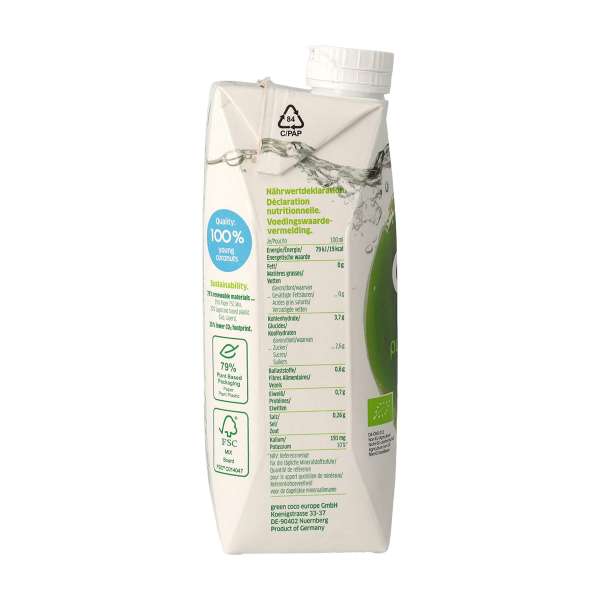 Kokos Drink Kokoswasser aus der grünen Kokosnuss trinken