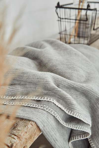 Kuscheldecke Lausanne – leicht & ideal für den Sommer