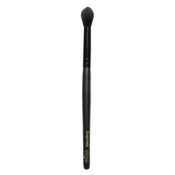 Inika Pinsel zum Verblenden beim Eyeshadow auftragen Inika Pinsel zum Verblenden beim Eyeshadow auftragen