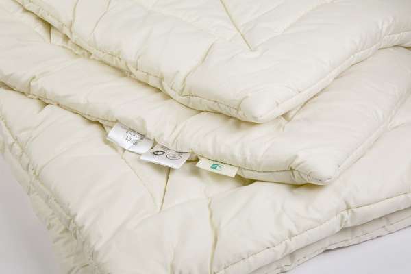 Hochwertige PureNature Schurwolldecke für höchsten Schlafkomfort