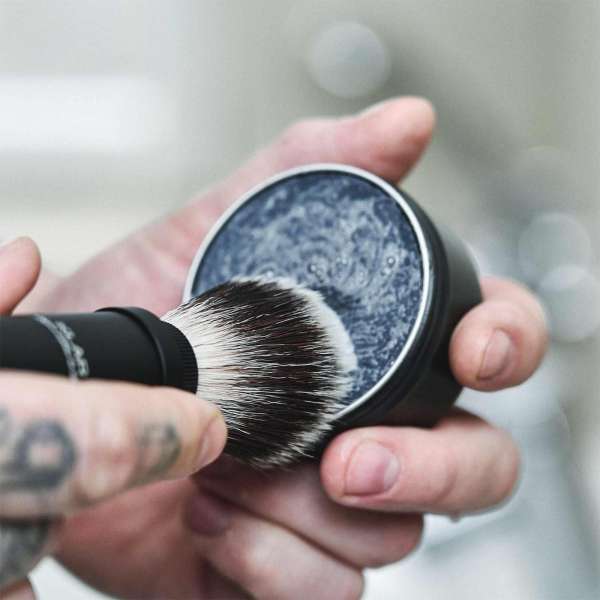 Klar Rasierseife mit Aktivkohle zum Rasieren mit Seife