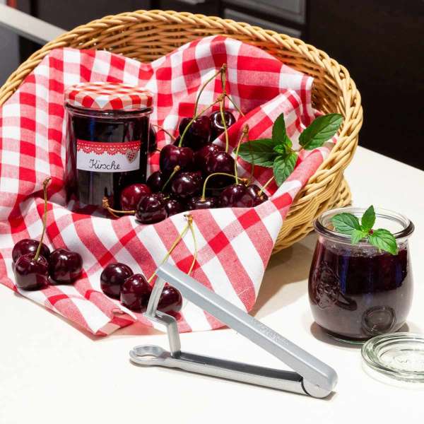 Kirschen entsteinen mit Westmark Kirschentkerner „Kernex“