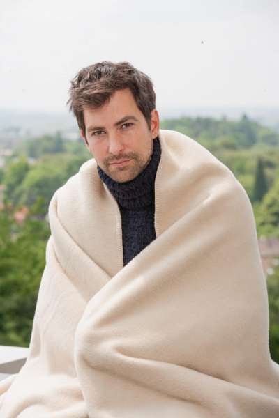 Karlsbad Schafschurwolle Decke creme und grau