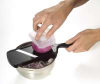 Vorschau: Kyocera Mandoline-Hobel mit verstellbarer Keramikklinge & Fingerschutz Vorschau: Kyocera Mandoline-Hobel mit verstellbarer Keramikklinge & Fingerschutz